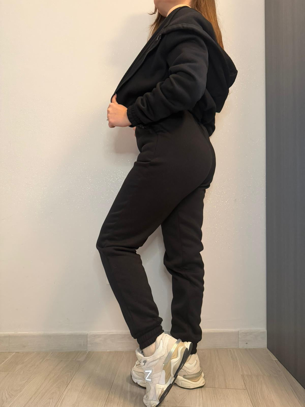 Tuta Felpata Tre Pezzi Nera – Felpa Crop, Top e Pantalone