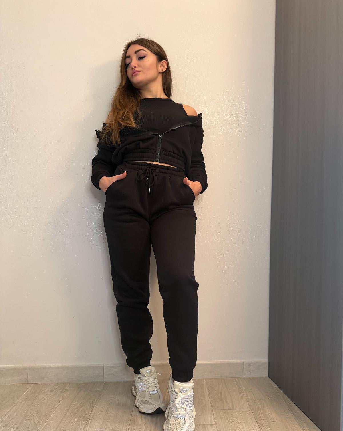 Tuta Felpata Tre Pezzi Nera – Felpa Crop, Top e Pantalone